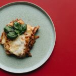 Jak piec łososia w piekarniku, aby był idealnie soczysty i aromatyczny?