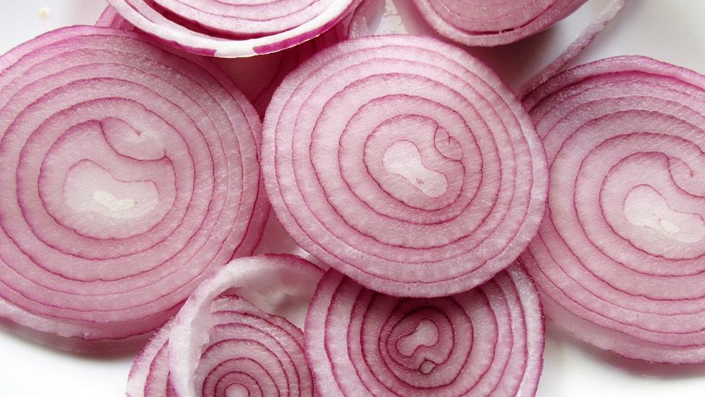 slicing onion